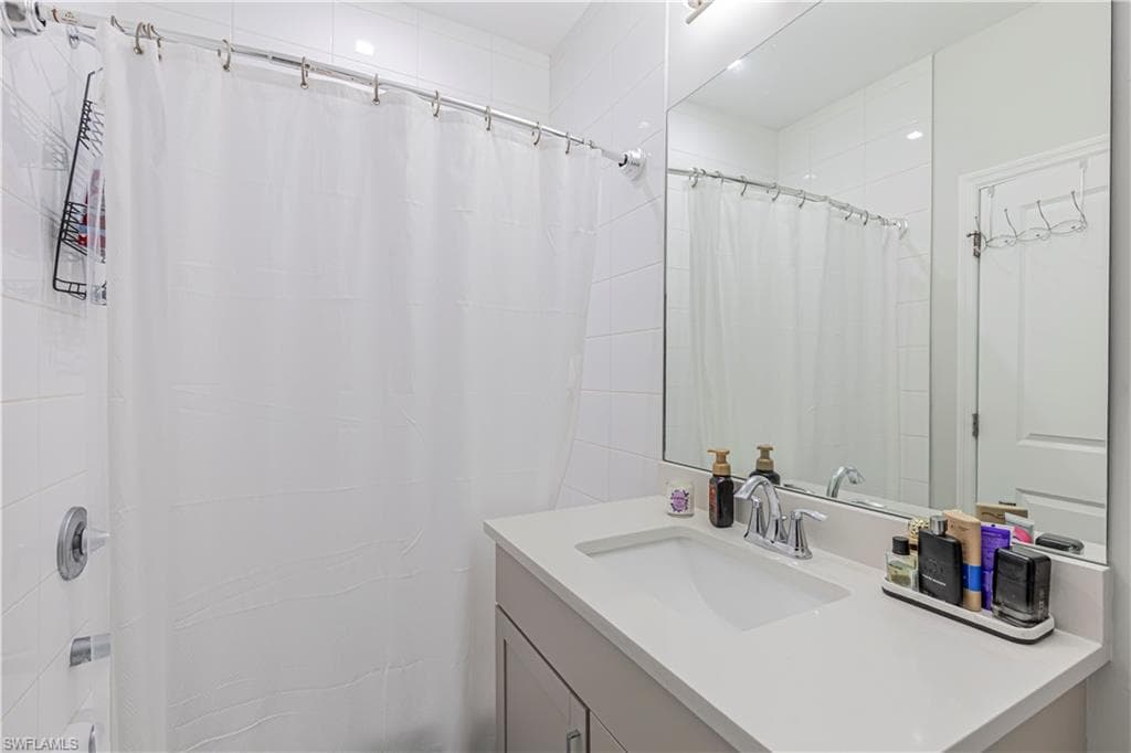 7538 Rockefeller DR, NAPLES FL 34119-17