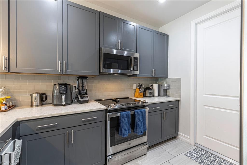 7538 Rockefeller DR, NAPLES FL 34119-7