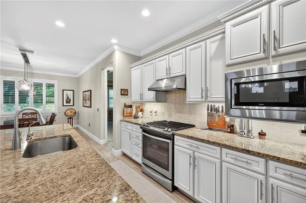 7057 Live Oak DR, NAPLES FL 34114-7