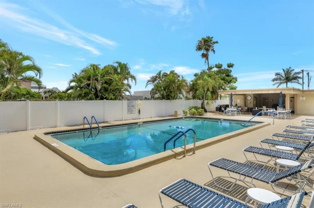 2264 Winkler AVE # 204, FORT MYERS FL 33901-18