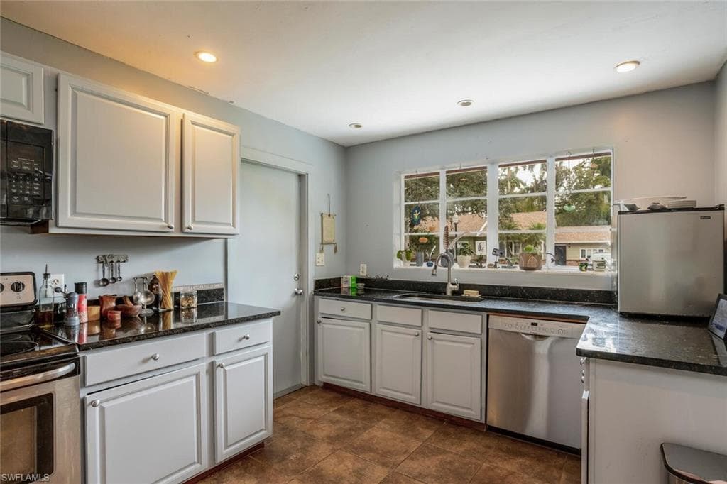 1429 Sandra DR-8