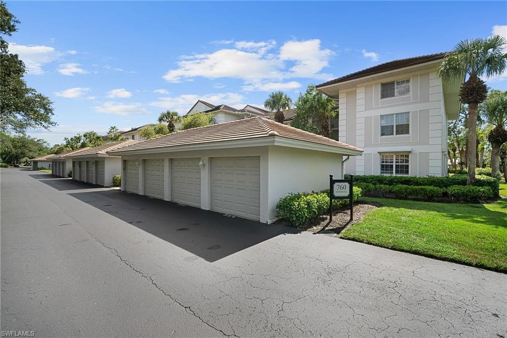 760 Waterford DR # 104, NAPLES FL 34113-1