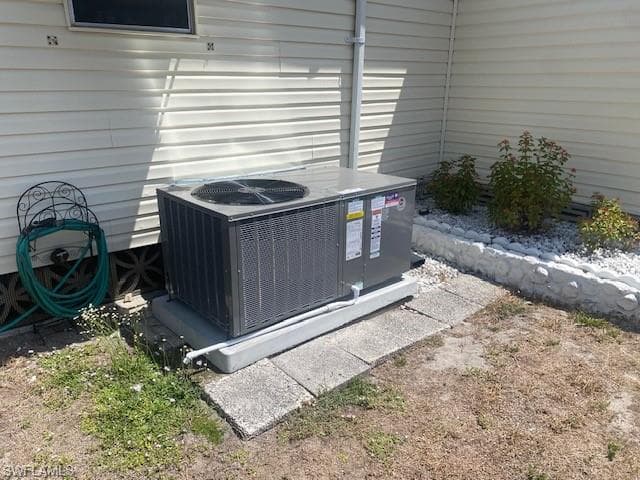 2727 Indianwood DR, NORTH FORT MYERS FL 33917-5