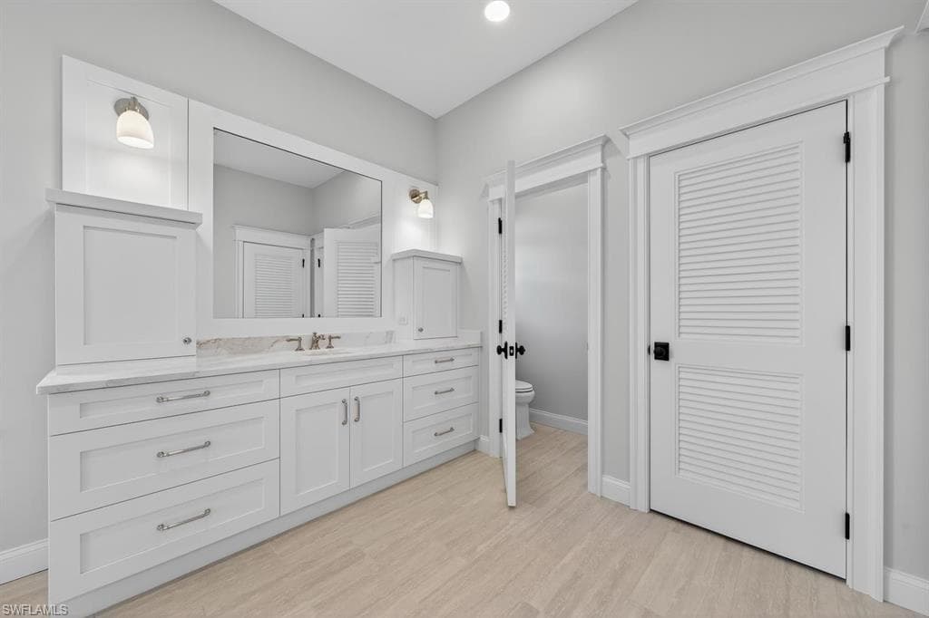924 Kings Crown DR-26