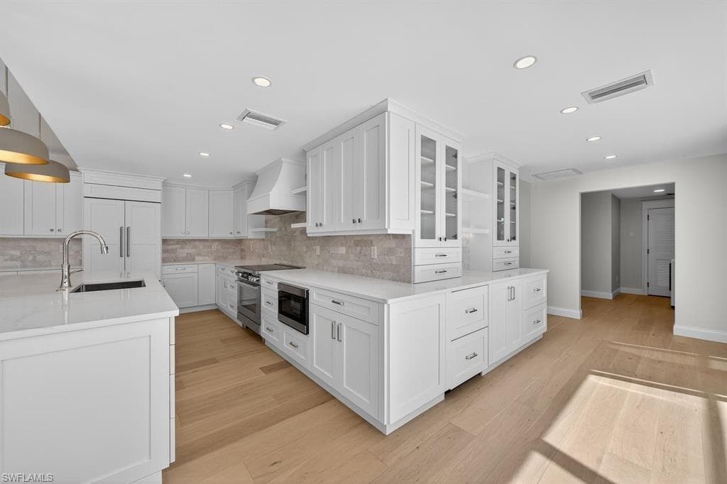 924 Kings Crown DR-16