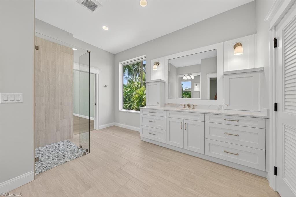 924 Kings Crown DR-25