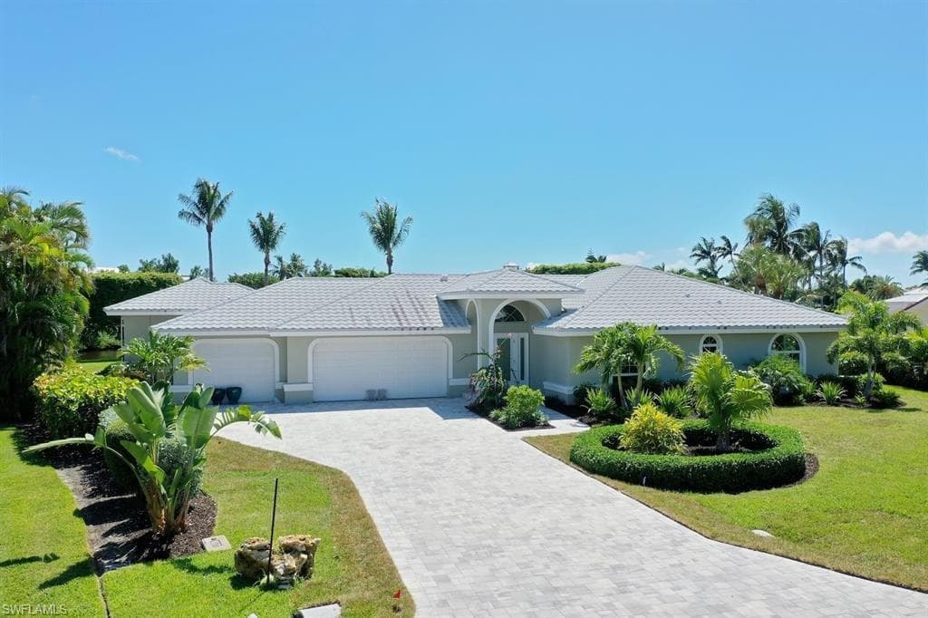 924 Kings Crown DR-2