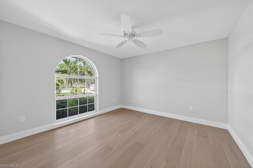 924 Kings Crown DR-31