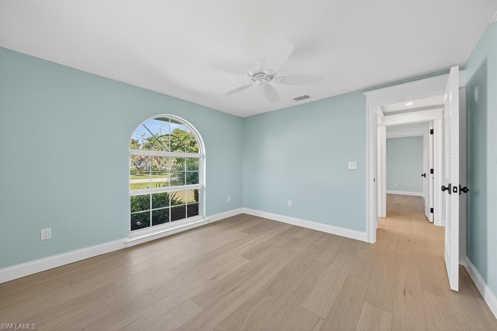 924 Kings Crown DR-29