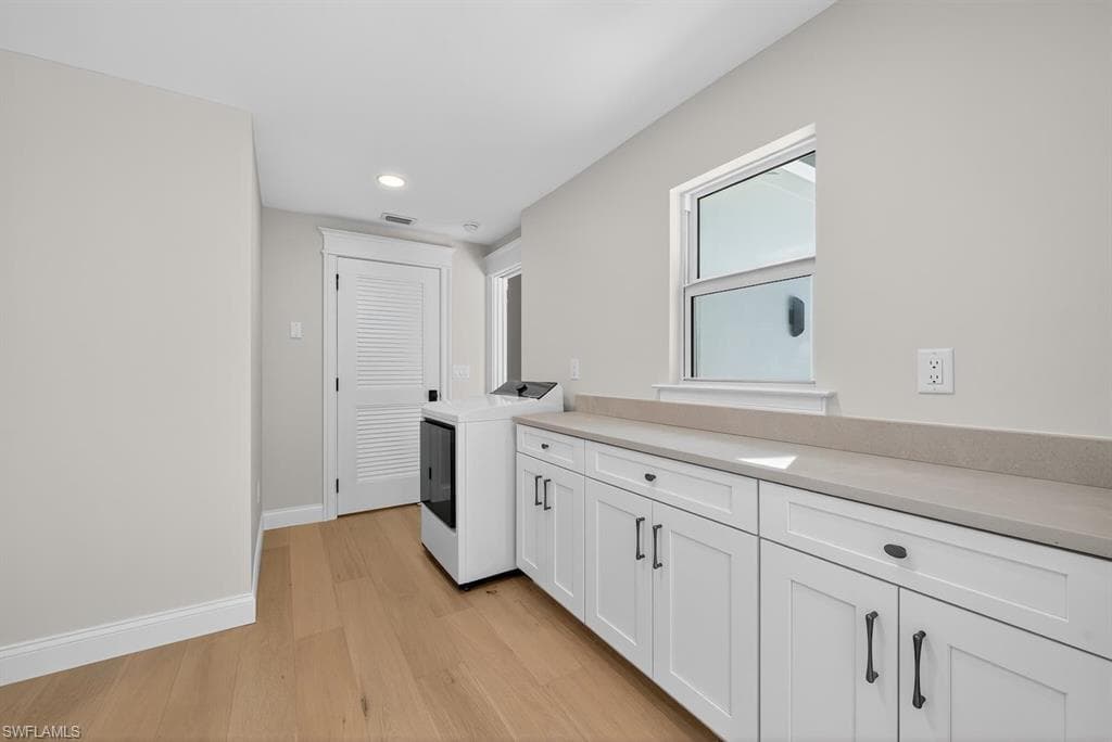 924 Kings Crown DR-32