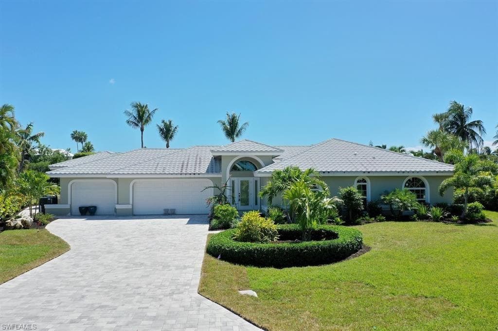 924 Kings Crown DR-44