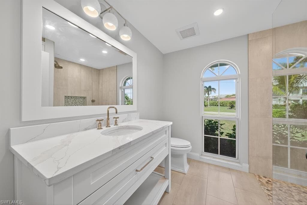 924 Kings Crown DR-30