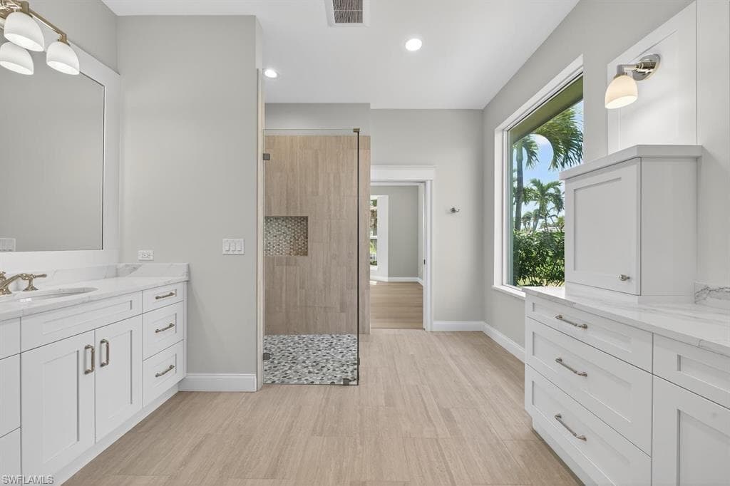 924 Kings Crown DR-24