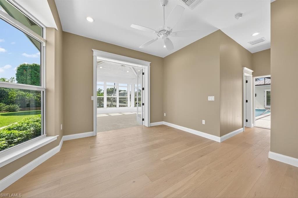 924 Kings Crown DR-20