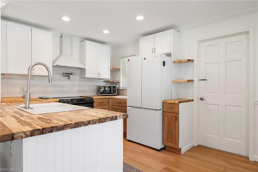 2432 Washington AVE, NAPLES FL 34112-8