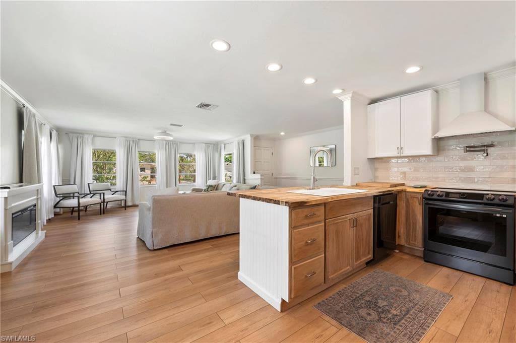 2432 Washington AVE, NAPLES FL 34112-7