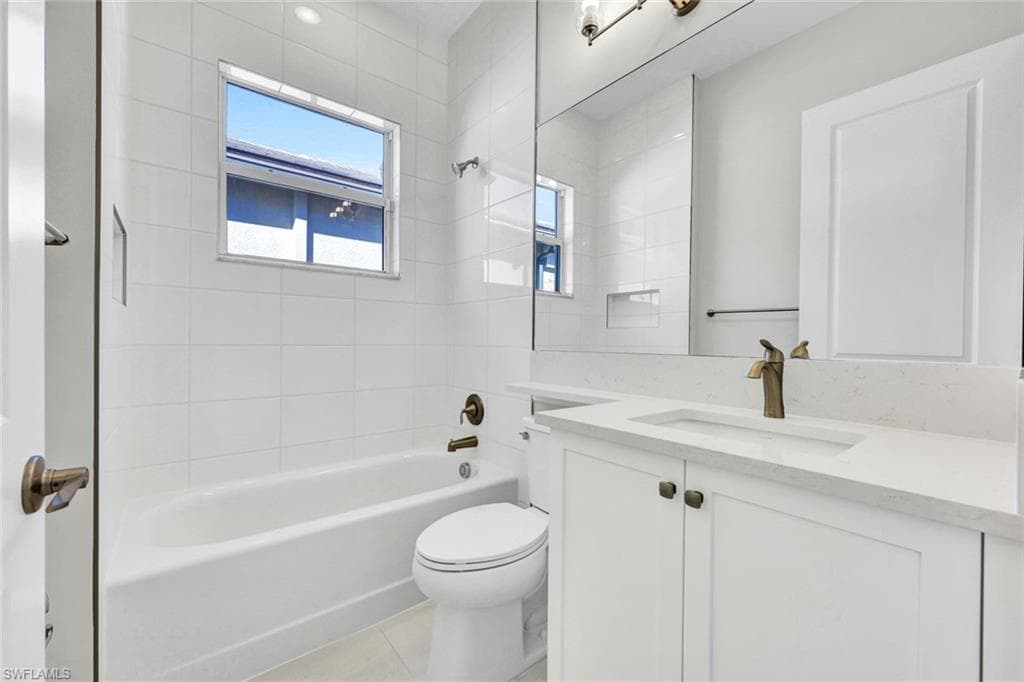 2581 Kingfisher DR, NAPLES FL 34112-11