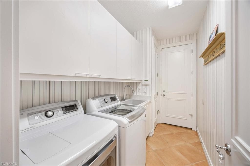 1268 Grand Isle CT, NAPLES FL 34108-28