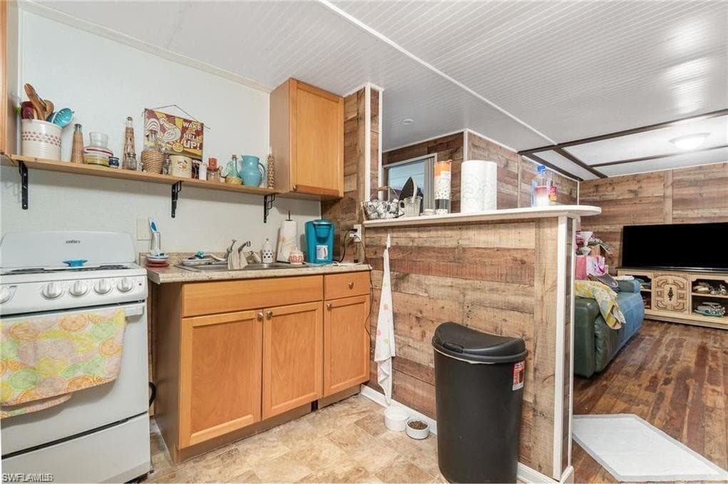 102 3rd ST, FORT MYERS FL 33907-15
