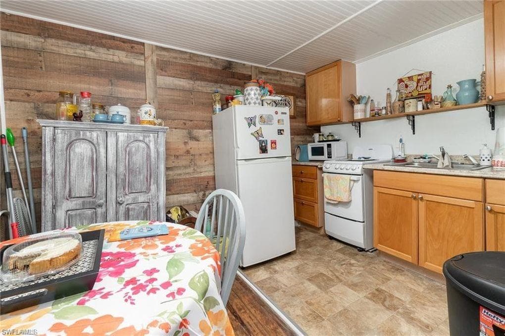 102 3rd ST, FORT MYERS FL 33907-11