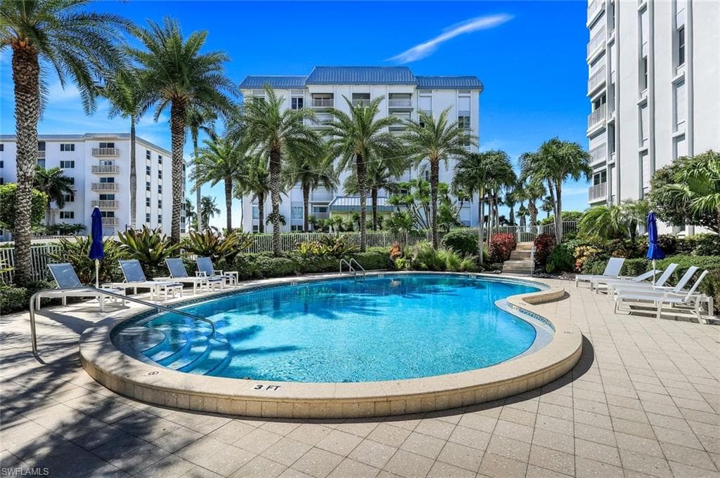 1285 Gulf Shore BLVD N # 3B, NAPLES FL 34102-39