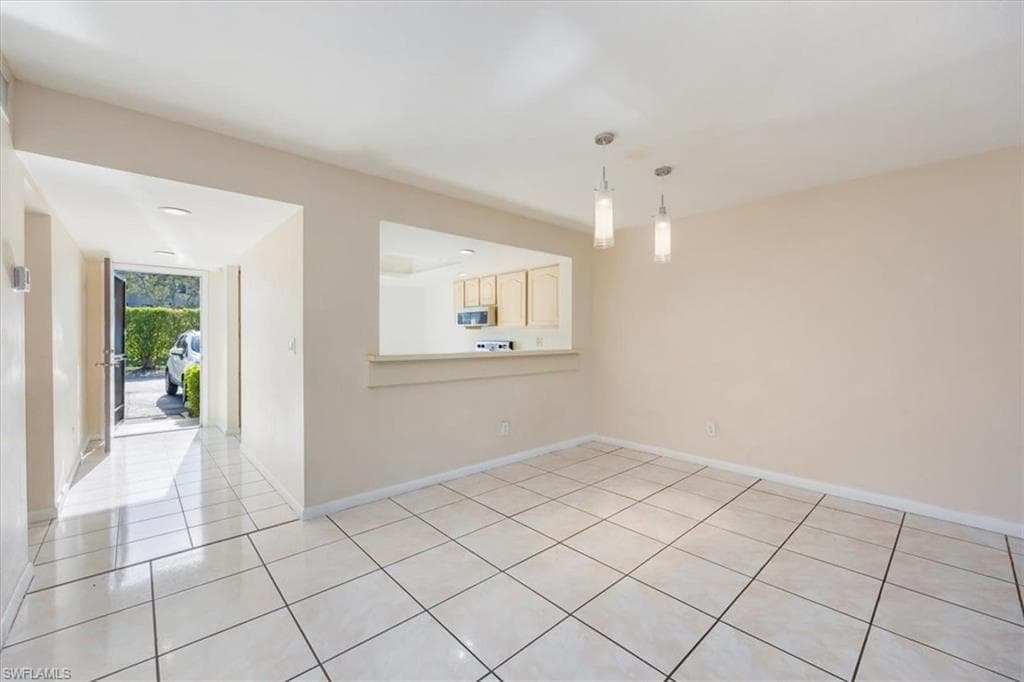 5697 Rattlesnake Hammock RD # 105, NAPLES FL 34113-37
