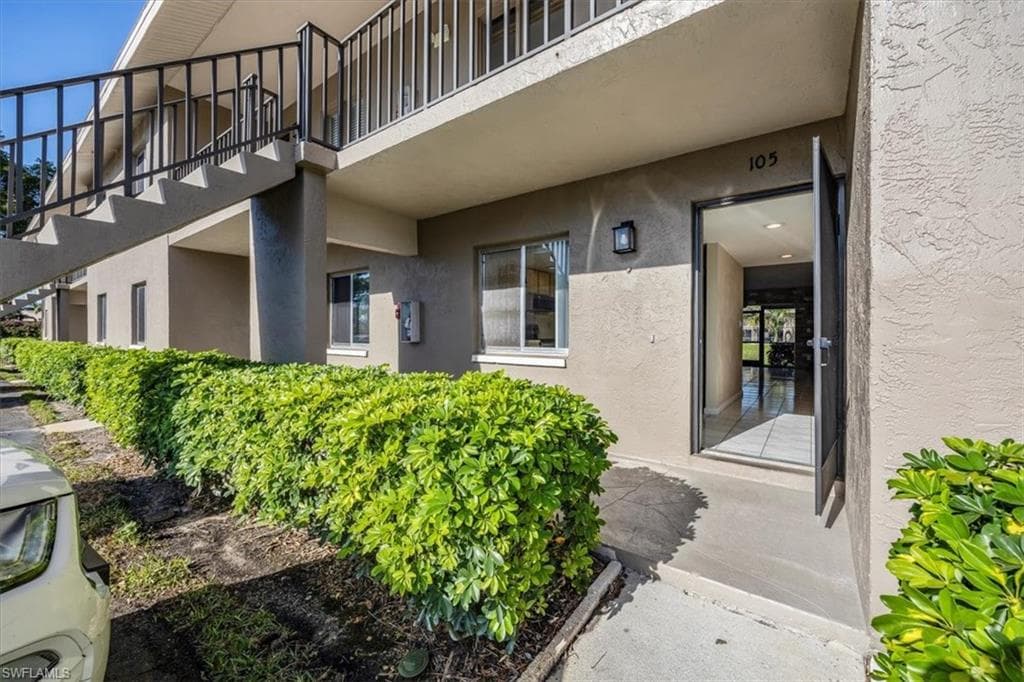 5697 Rattlesnake Hammock RD # 105, NAPLES FL 34113-3