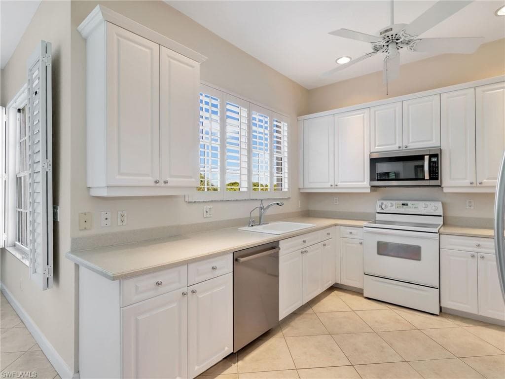 2375 Mont Claire DR # D202, NAPLES FL 34109-12