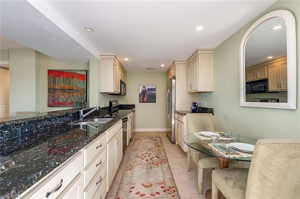 17 Bluebill AVE # 203, NAPLES FL 34108-5