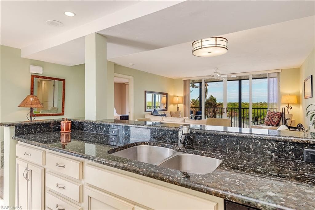 17 Bluebill AVE # 203, NAPLES FL 34108-6