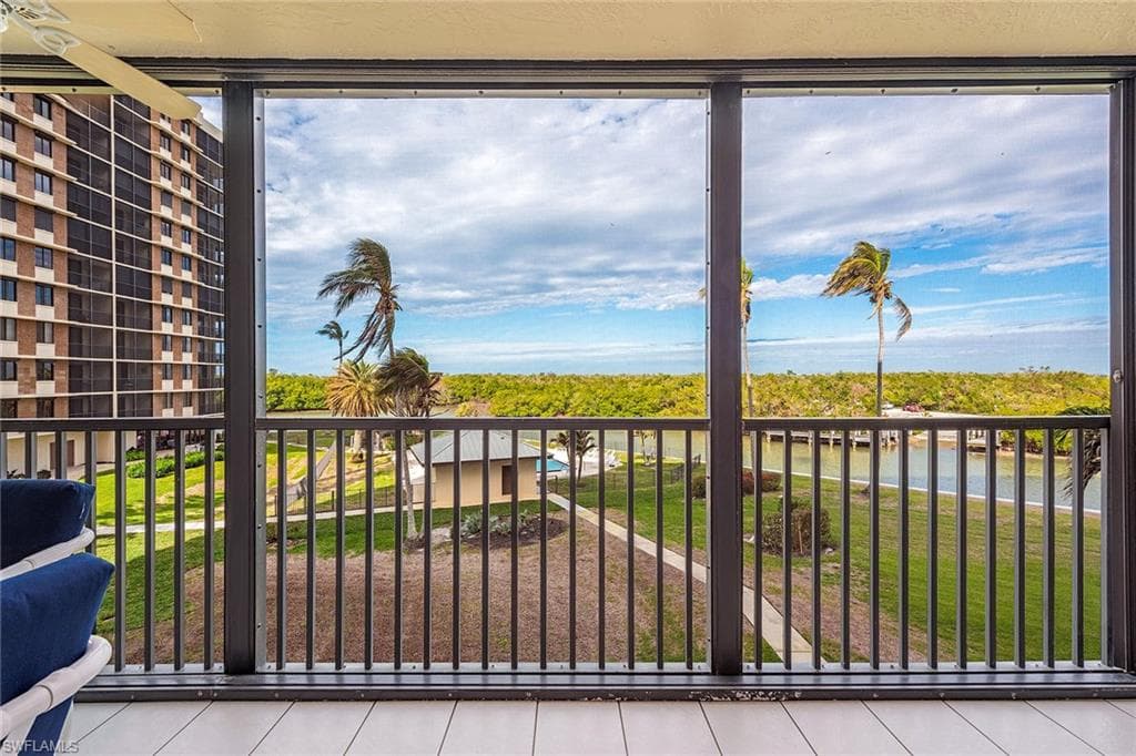 17 Bluebill AVE # 203, NAPLES FL 34108-2