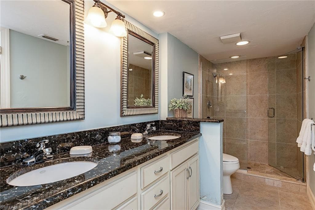 17 Bluebill AVE # 203, NAPLES FL 34108-8