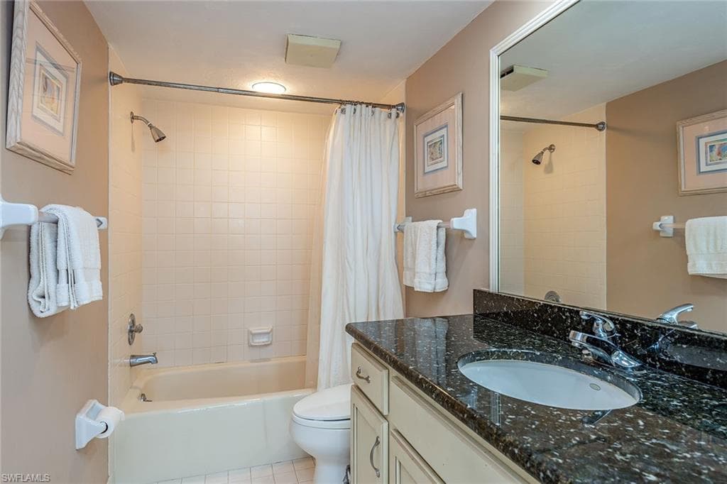 17 Bluebill AVE # 203, NAPLES FL 34108-10