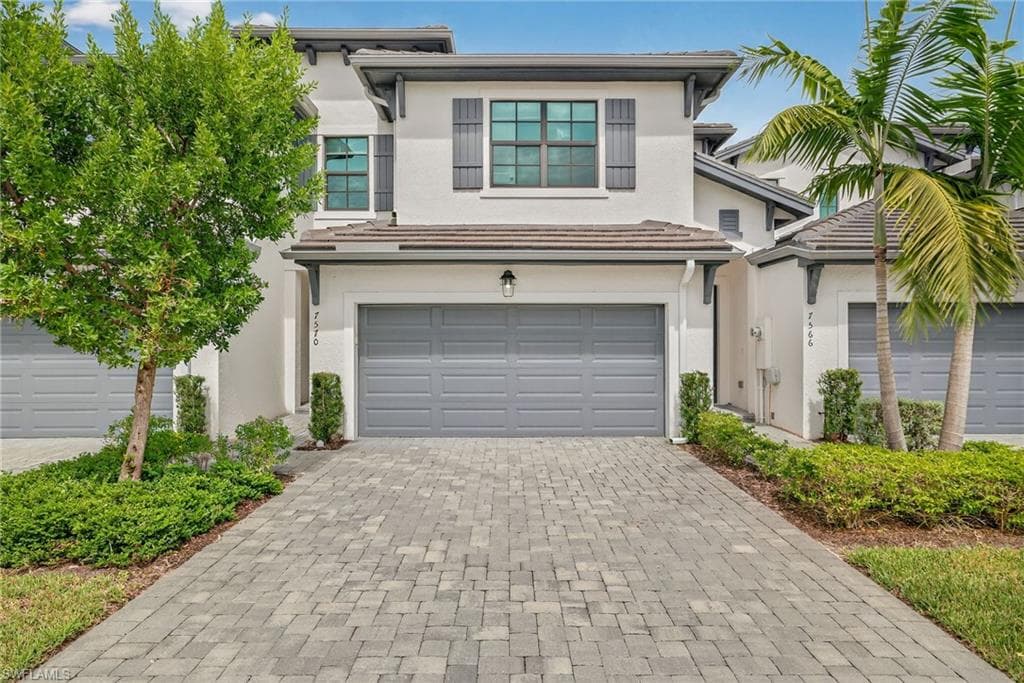 7570 Rockefeller DR, NAPLES FL 34119-1
