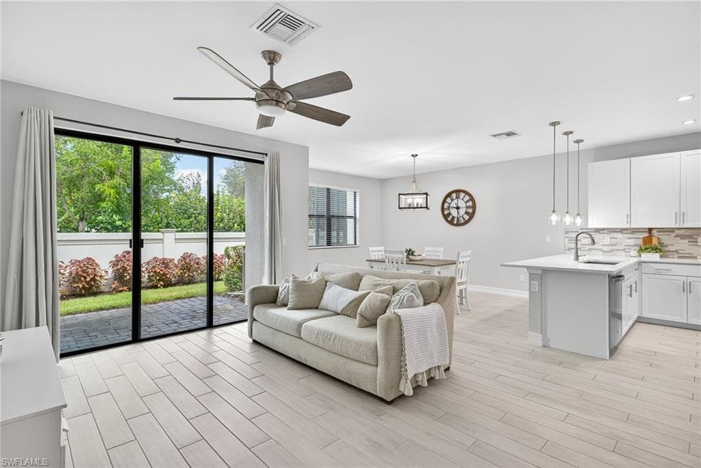 7570 Rockefeller DR, NAPLES FL 34119-5