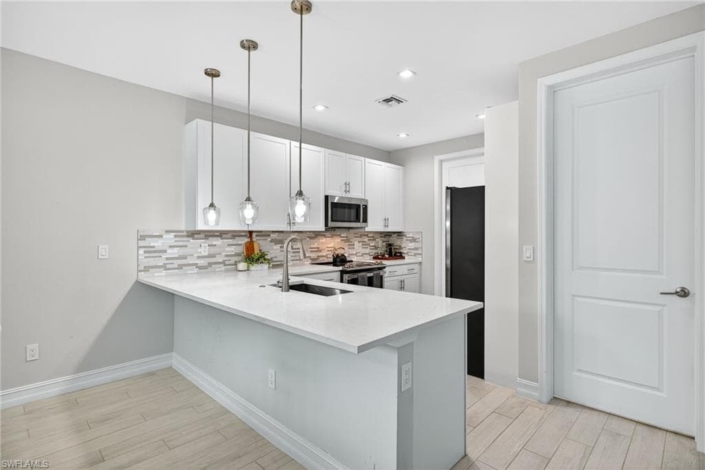 7570 Rockefeller DR, NAPLES FL 34119-11