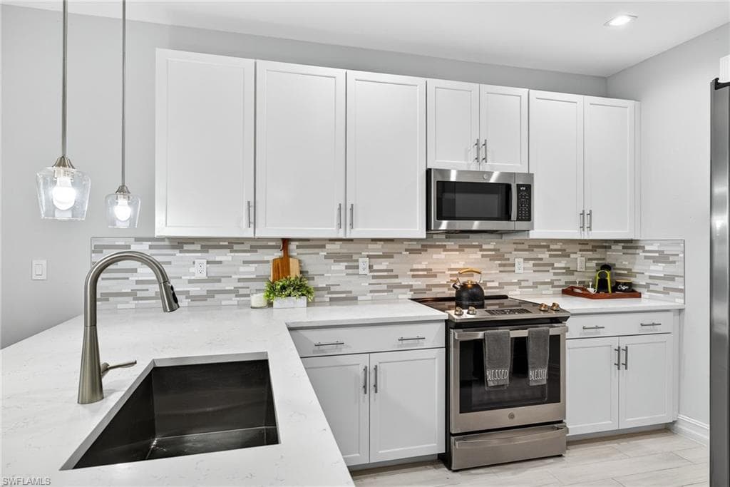 7570 Rockefeller DR, NAPLES FL 34119-2