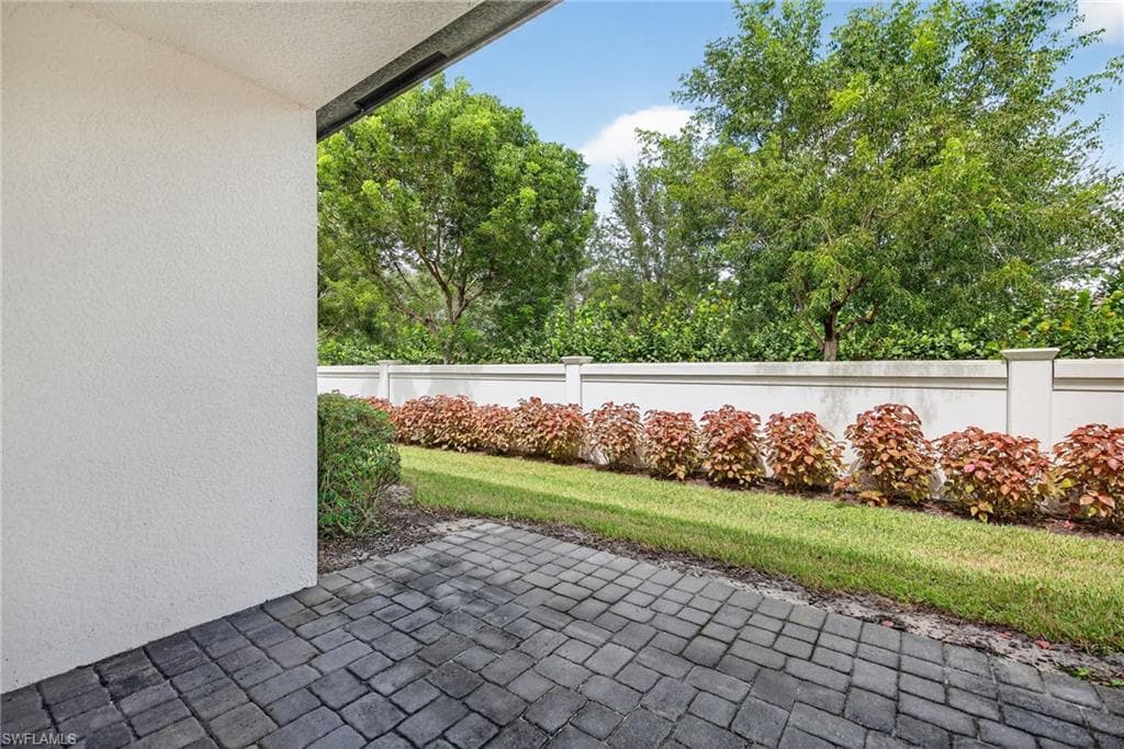 7570 Rockefeller DR, NAPLES FL 34119-27