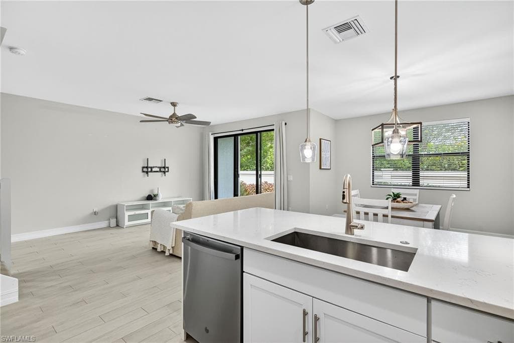 7570 Rockefeller DR, NAPLES FL 34119-10