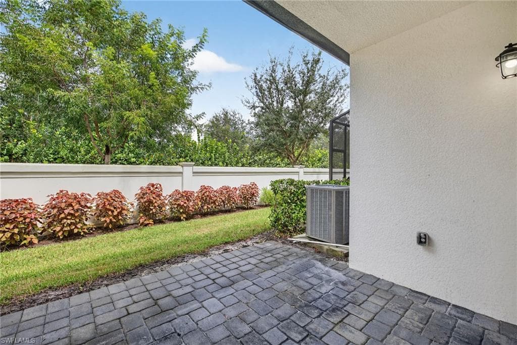 7570 Rockefeller DR, NAPLES FL 34119-28