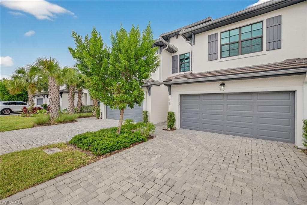 7570 Rockefeller DR, NAPLES FL 34119-3