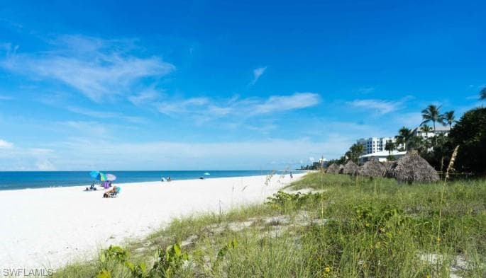 1300 Gulf Shore BLVD N # 304, NAPLES FL 34102-22
