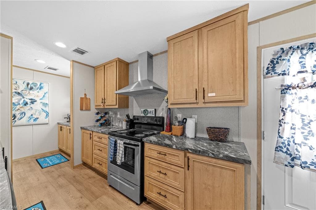 372 Santa Fe TRL, NORTH FORT MYERS FL 33917-5