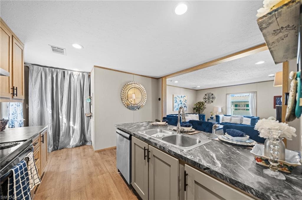 372 Santa Fe TRL, NORTH FORT MYERS FL 33917-8