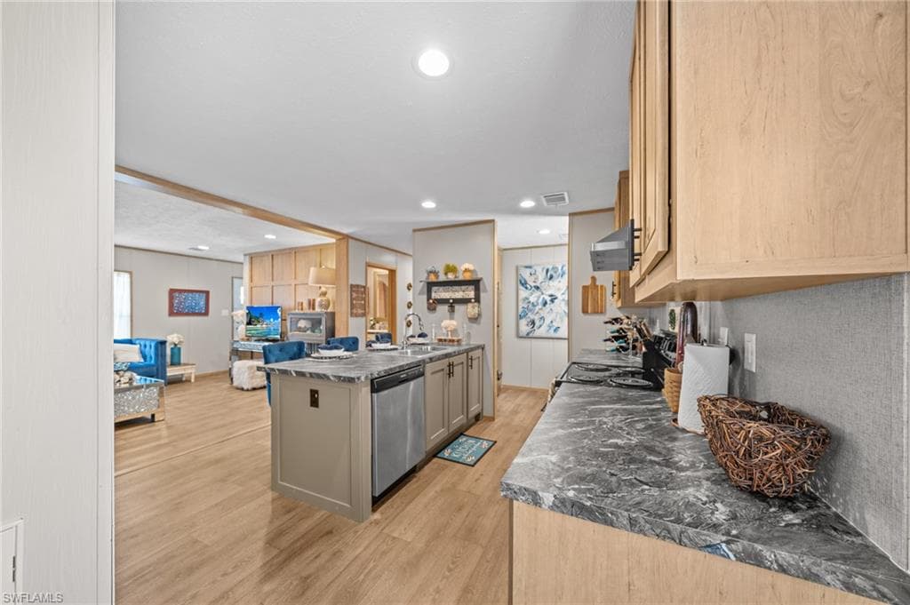 372 Santa Fe TRL, NORTH FORT MYERS FL 33917-9