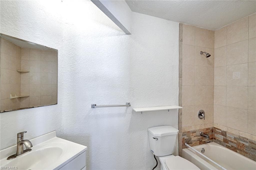 321 Dania ST, LEHIGH ACRES FL 33936-17