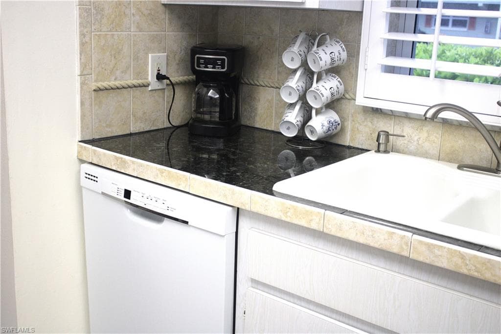 200 Valley Stream DR # 4C, NAPLES FL 34113-11