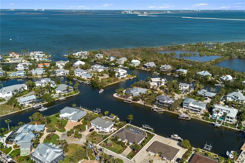 1674 Sabal Palm DR, SANIBEL FL 33957-36