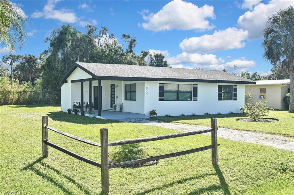 1922 Flamingo DR, NORTH FORT MYERS FL 33917-1