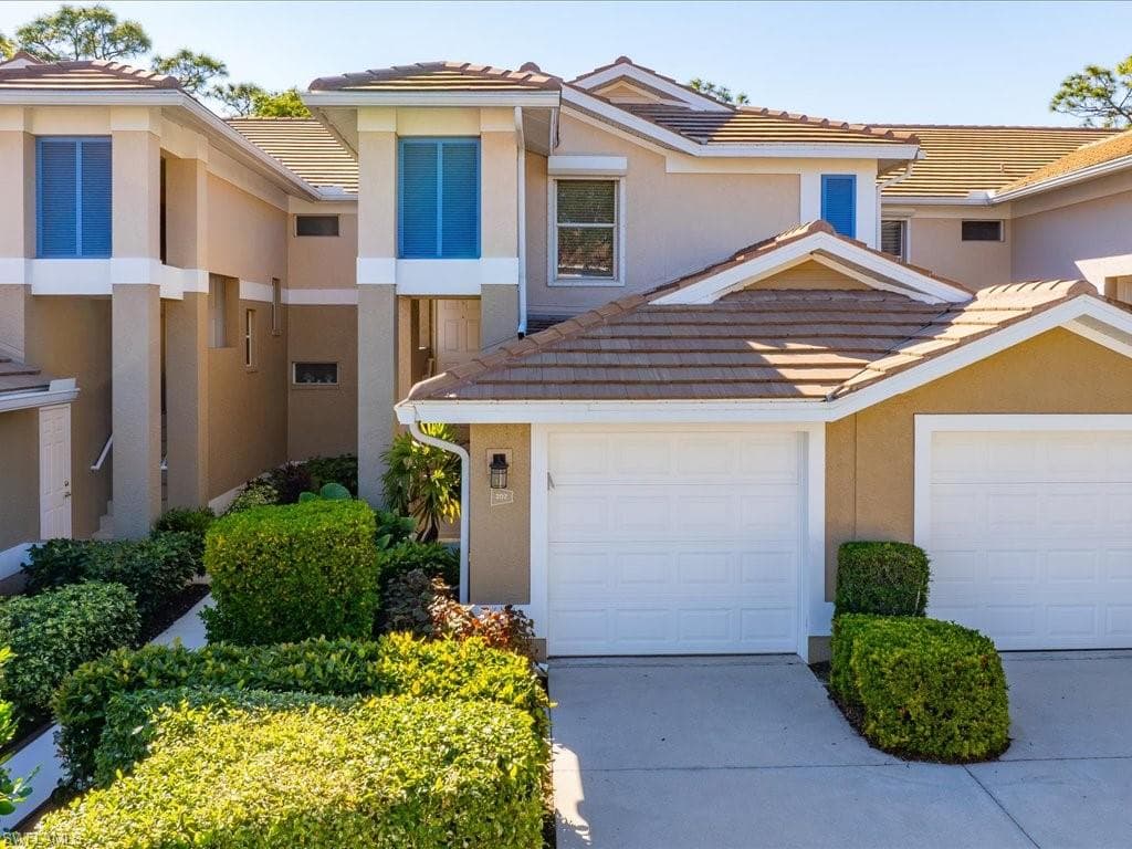 793 Carrick Bend CIR # 202, NAPLES FL 34110-1